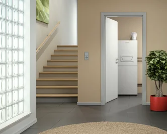 Ładny piec gazowy kondensacyjny stojący w kotłowni Broetje BBS-Evo